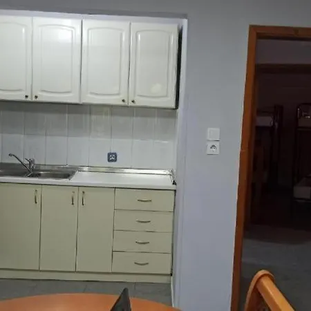 ROYAL 3 Hostel Opposite NALU BAR Tirana