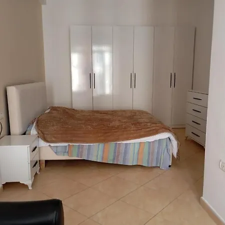 Affittacamere ROYAL 3 Hostel Opposite NALU BAR Tirana