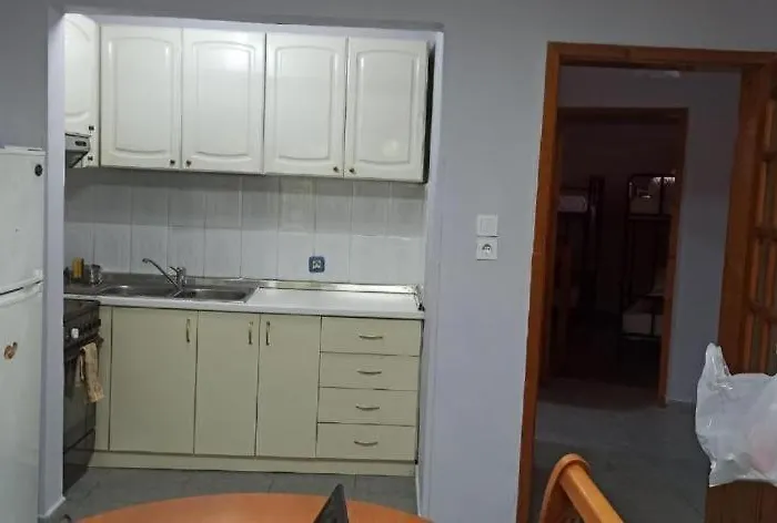 ROYAL 3 Hostel Opposite NALU BAR Tirana