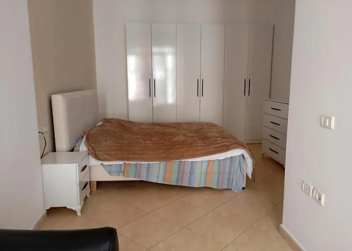 Affittacamere ROYAL 3 Hostel Opposite NALU BAR Tirana